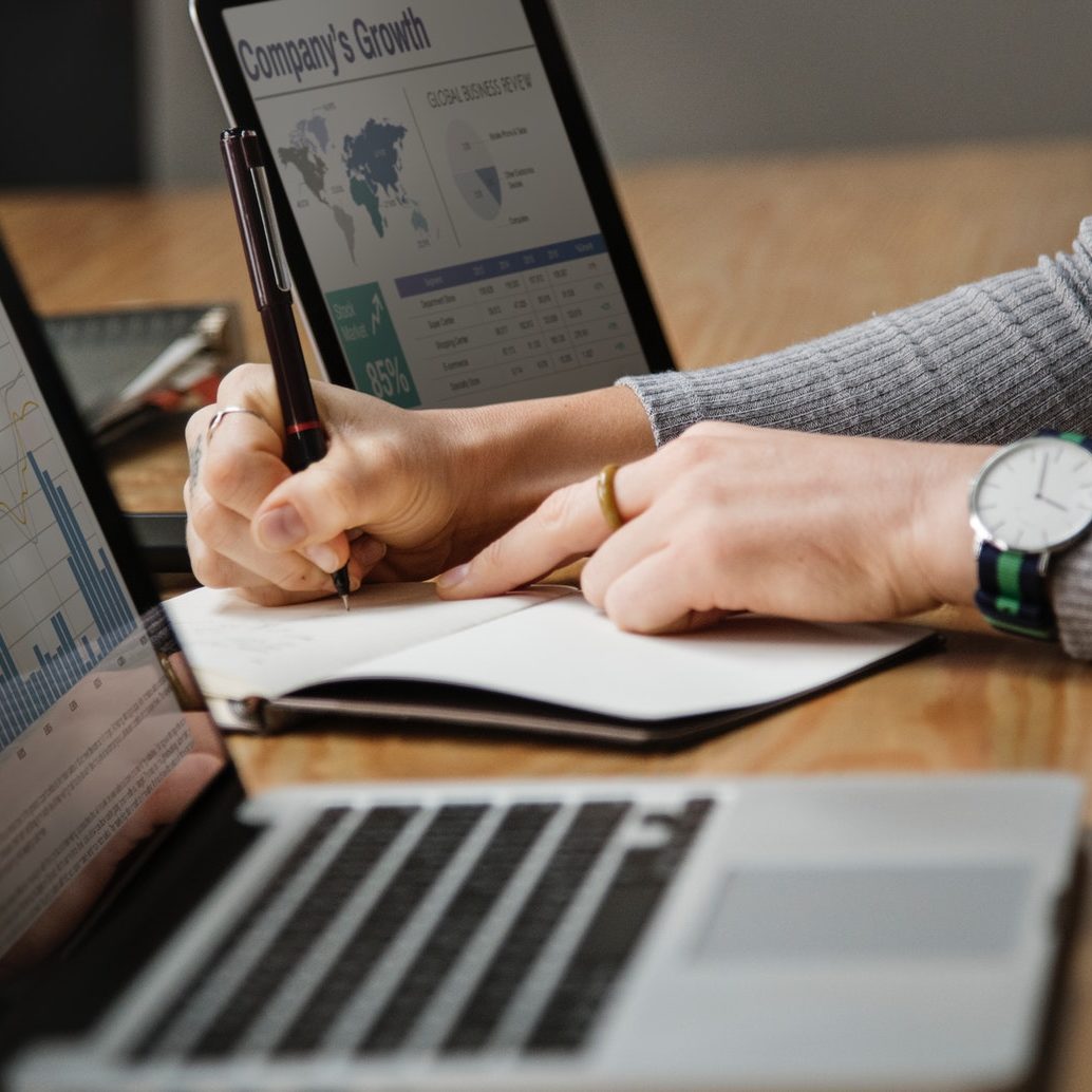 analysis-banking-businesswoman-1451448